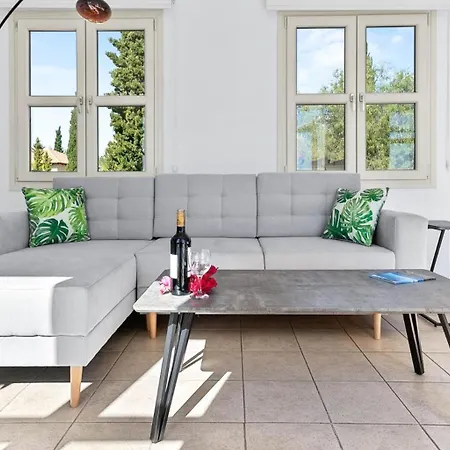 N3 Kallithea With Beautiful Views, Aphrodite Hills Apartment *